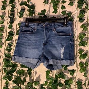 Blue Jean shorty shorts 💃🏻🌻